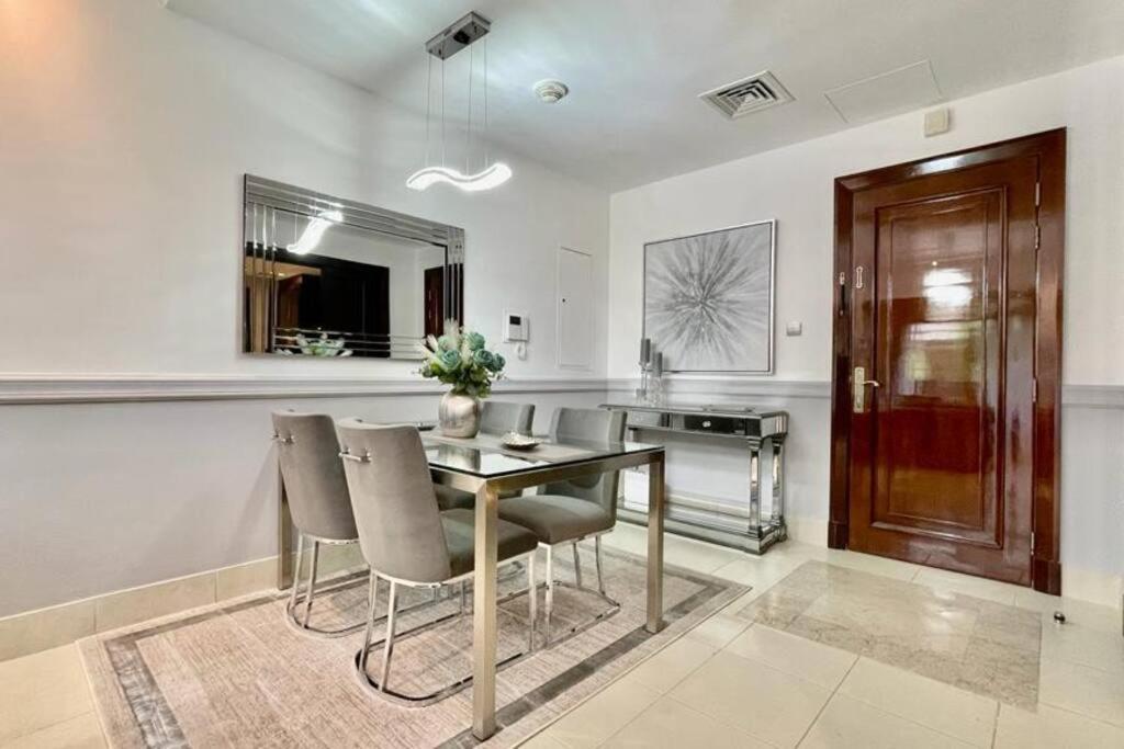 Lux Burj Views -boulevard -prime Location Downtown Apartment Dubai